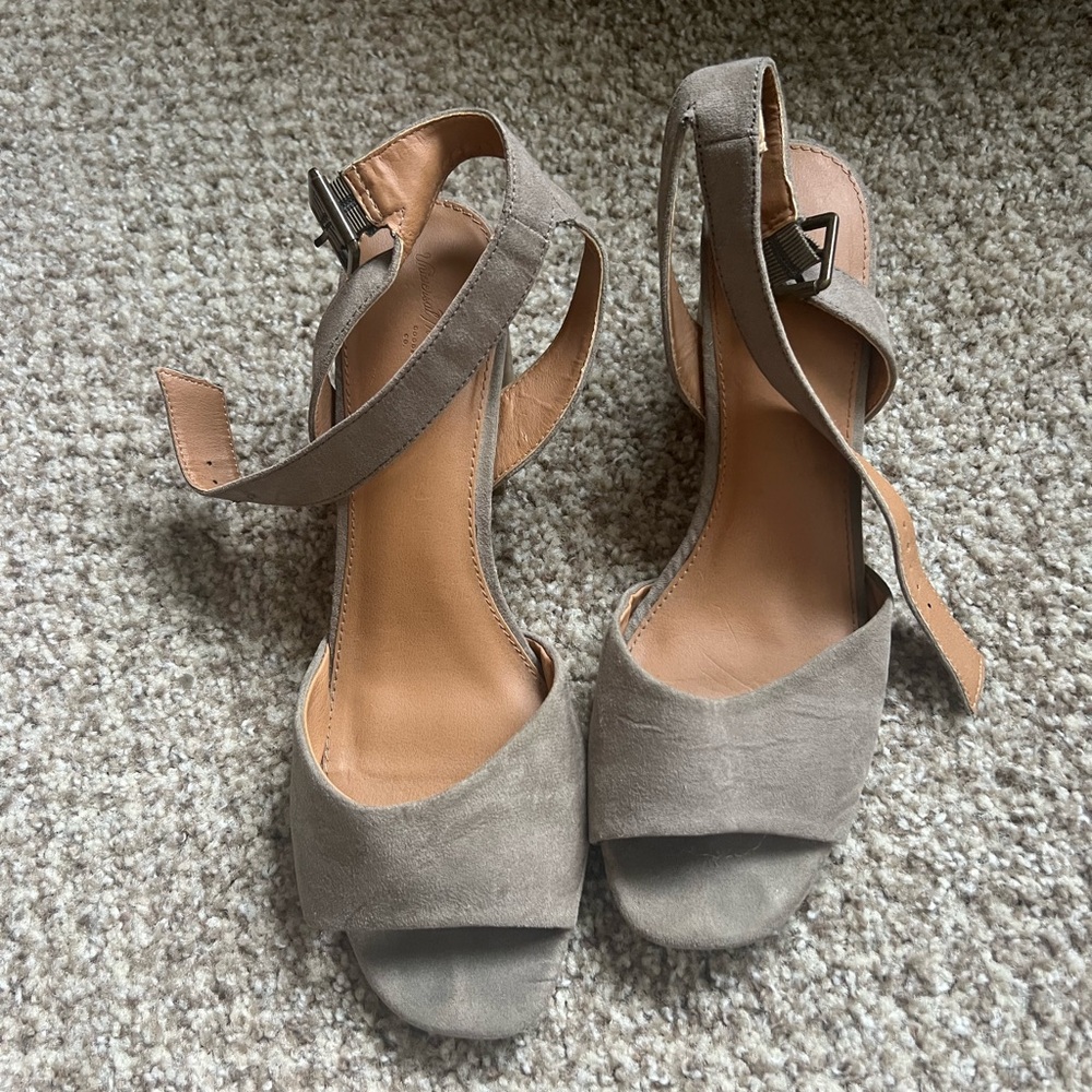 Universal Thread Grayish Tan Heels